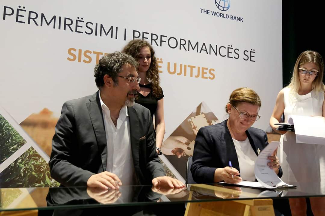 bledicuci's tweet photo. Nënshkruam marrëveshjen me kryebashkiakët e Lushnjës, Divjakës, Roskovecit dhe Konispolit, për zbatimin e projektit “Asistencë Teknike për Përmirësimin e Performancës, Monitorimit dhe Vlerësimit të Ujitjes në Nivel Bashkiak, projekt ky i financuar nga Banka Botërore✅ https://t.co/CThjpcovq1