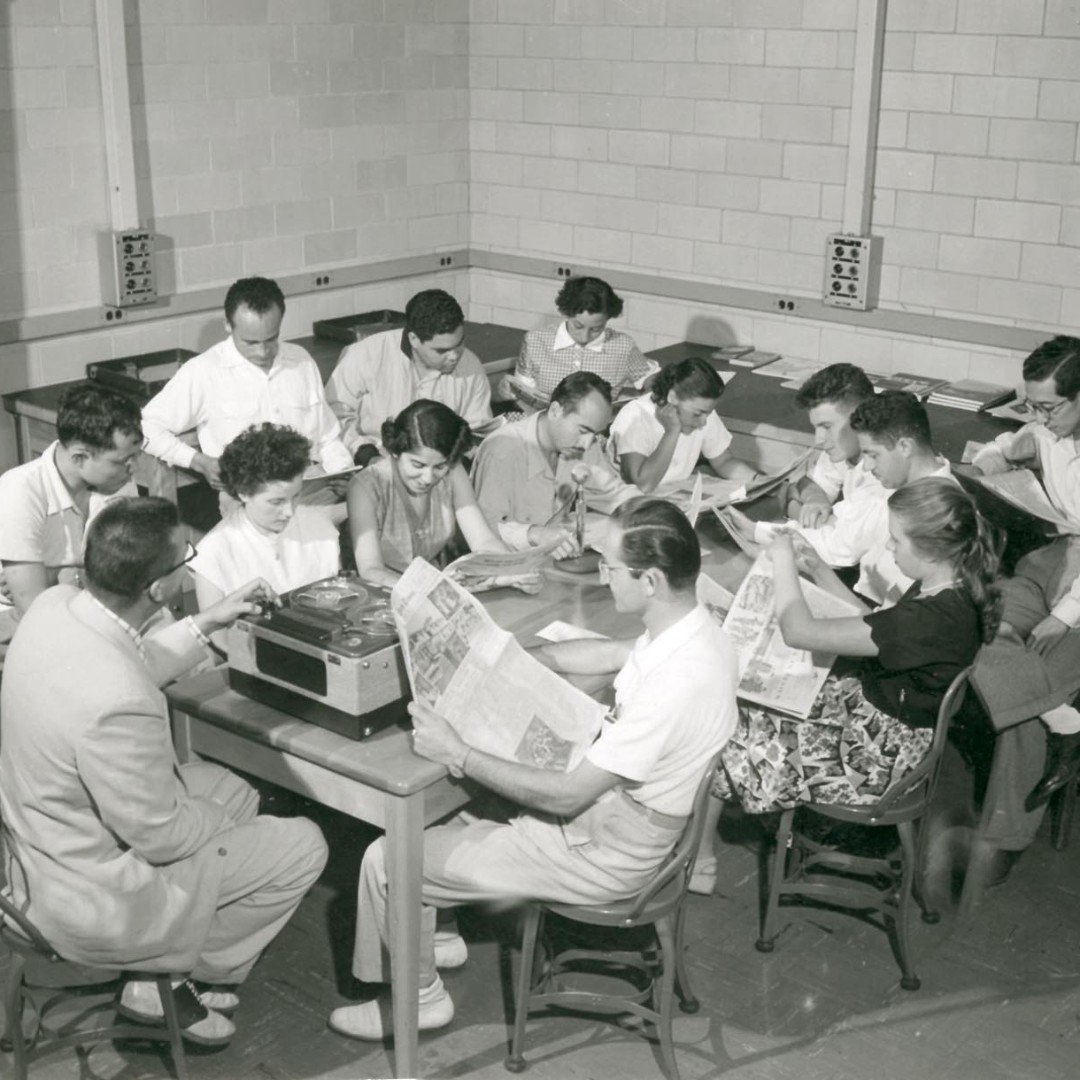 UWSummer's tweet photo. Summer’s the perfect time to hone your language skills like these students in a summer ESL class in 1953. Summer Term has continued this tradition by hosting the International Student Summer Institute (ISSI) #uwsummer #madisonthrowback #internationalstudents https://t.co/UfGDhUsrdL
