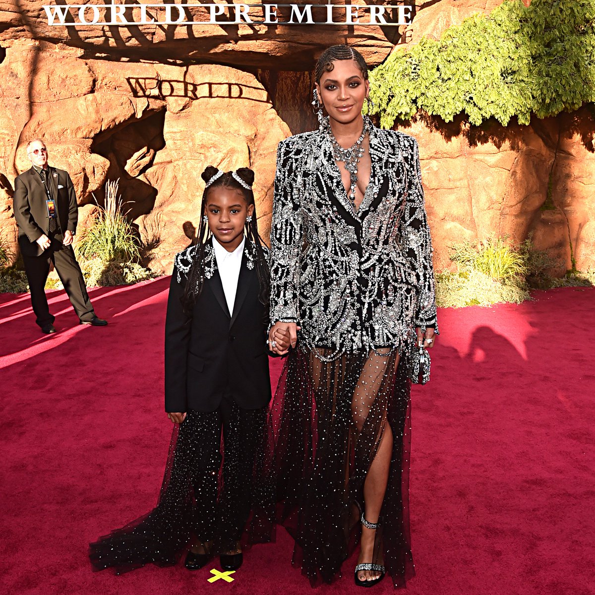 Sanook's tweet photo. แสบตามากแม่! แฟชั่นลุคล่าสุดของ #Beyoncé  ที่งานพรีเมียร์ #TheLionKing โดยปรากฏตัวมาในชุดทักซิโด้เดรสงานปักคริสตัลสุดละเมียด ที่รังสรรค์โดย #AlexanderMcqueen งานนี้ ลูกสาว บลู ไอวี่ คาร์เตอร์ ยังแมตช์ชุดให้เข้ากับคุณแม่อีกด้วย 💃🏾✨ https://t.co/jXoVeZONgq