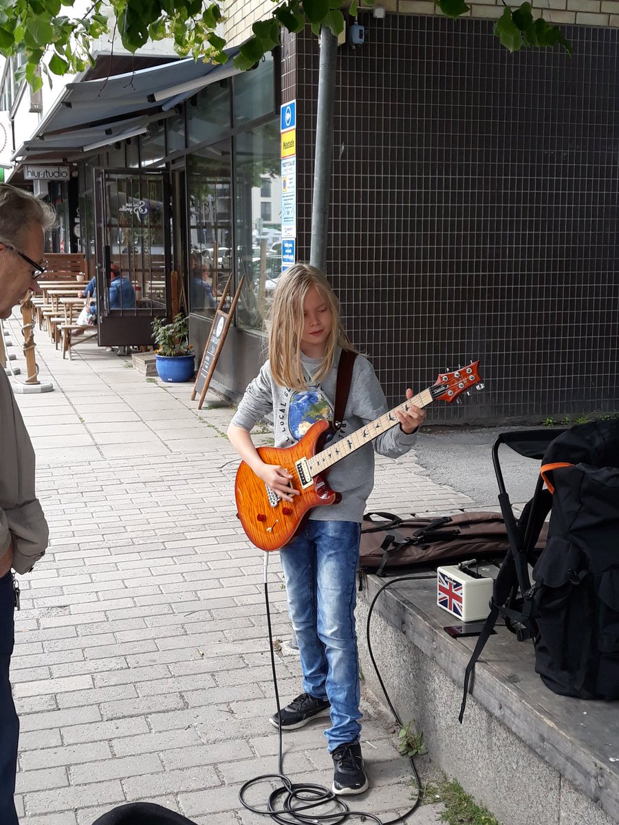 Franttiulla's tweet photo. Katusoittajien nuorta polvea #seinajoki #tangomarkkinat https://t.co/42VxtmVl6g