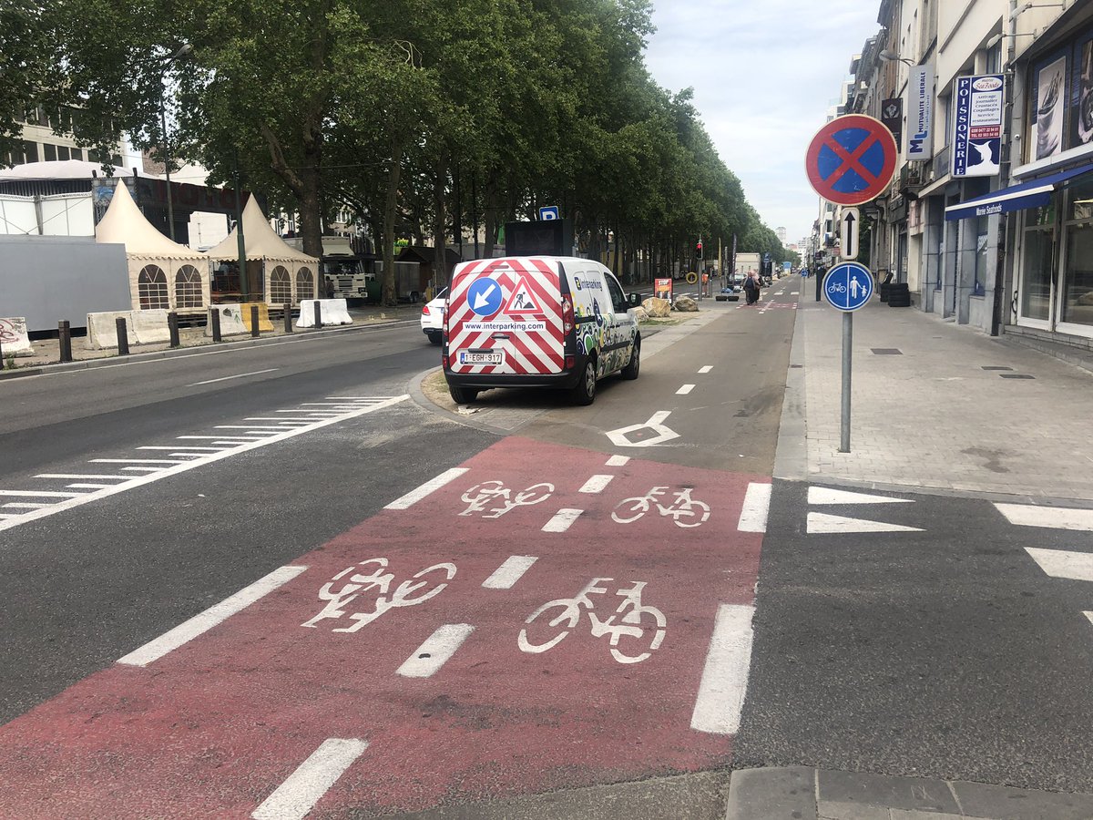 Soudain c’est clair : @Interparking_FR veut dire « se gare entre les parkings »