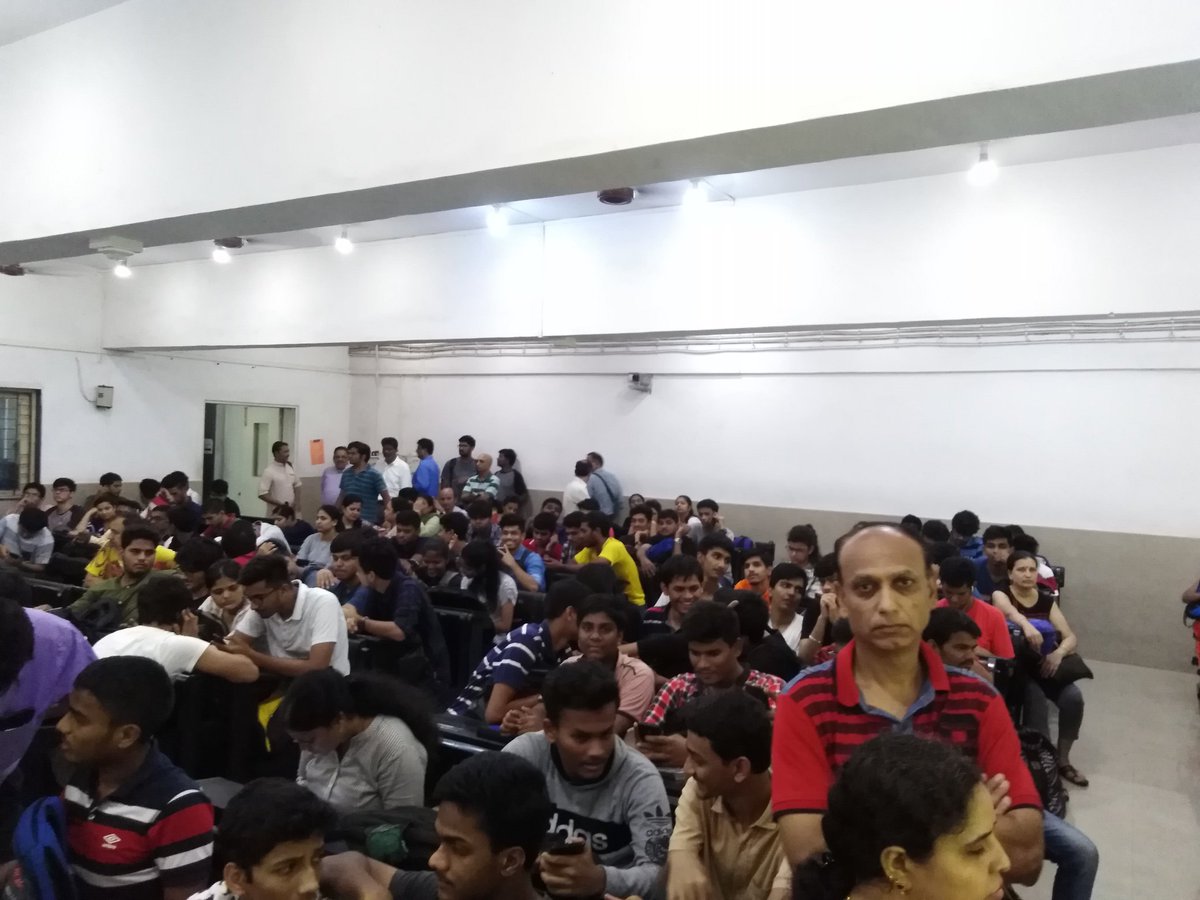 angad_sleep's tweet image. @TawdeVinod  
The amount of trouble engineering students are going through just to claim the allotted seat 

.
.
Still the students have to wait for hours in line please have a look at it 
@BJP4India @abpnewshindi @ndtv 
#engineer #capround