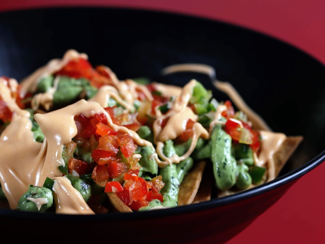 ElHortera's tweet photo. Si no compartes estos nachos con guacamole, pico de gallo y salsa de queso manchego no eres una buena persona y te mereces morir solo. #ElHortera https://t.co/eejmbSkc3f