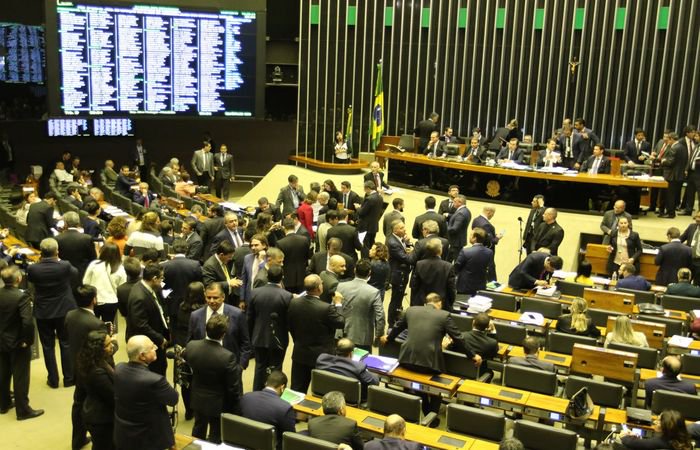 DiarioPE's tweet photo. Governo liberou R$ 4,3 bi em emendas desde que a reforma da Previdência foi enviada à Câmara. Bolsonaro negou estar trocando verbas por votos https://t.co/IccKx2FsUE https://t.co/CrbI2SllJn