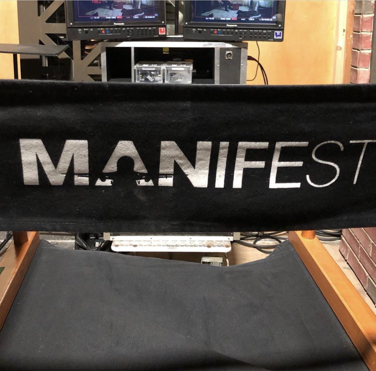Manifesters_'s tweet photo. “It’s on. #season2 #manifest #workingsummer” ✈️

📸: jackjmessina https://t.co/LGeNL9MfX1