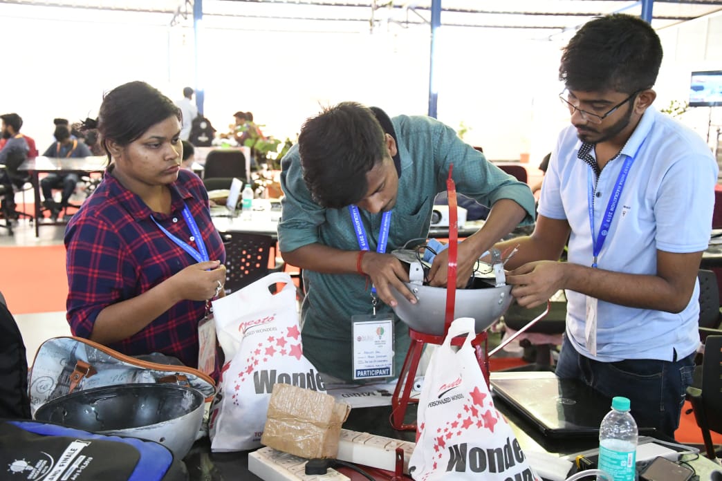 veltechofficial's tweet photo. Day 4 #Smart_India_Hackathon at @VT_Univ #SIH2019 #SIH2019HardwareEdition #SIH2019GrandFinale @SIH2019 @innovation @HRDMinistry @Persistentsys @AICTE_INDIA @mhrd_innovation @i4CIndia https://t.co/iPvJKuyXeh