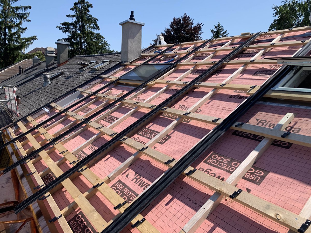 Häcken und Vertikal Entwässerung sind gesetzt! #amenergiewenden #e_wende_ch #energiewendegenossenschaft #eigenerstrom #energiewendejetzt #homemadepower #indach #kostal #mitblindmodul #ostwest #photovoltaik #plenticore #pva #selbstbau #sonnenstrom #solarenergie #3S