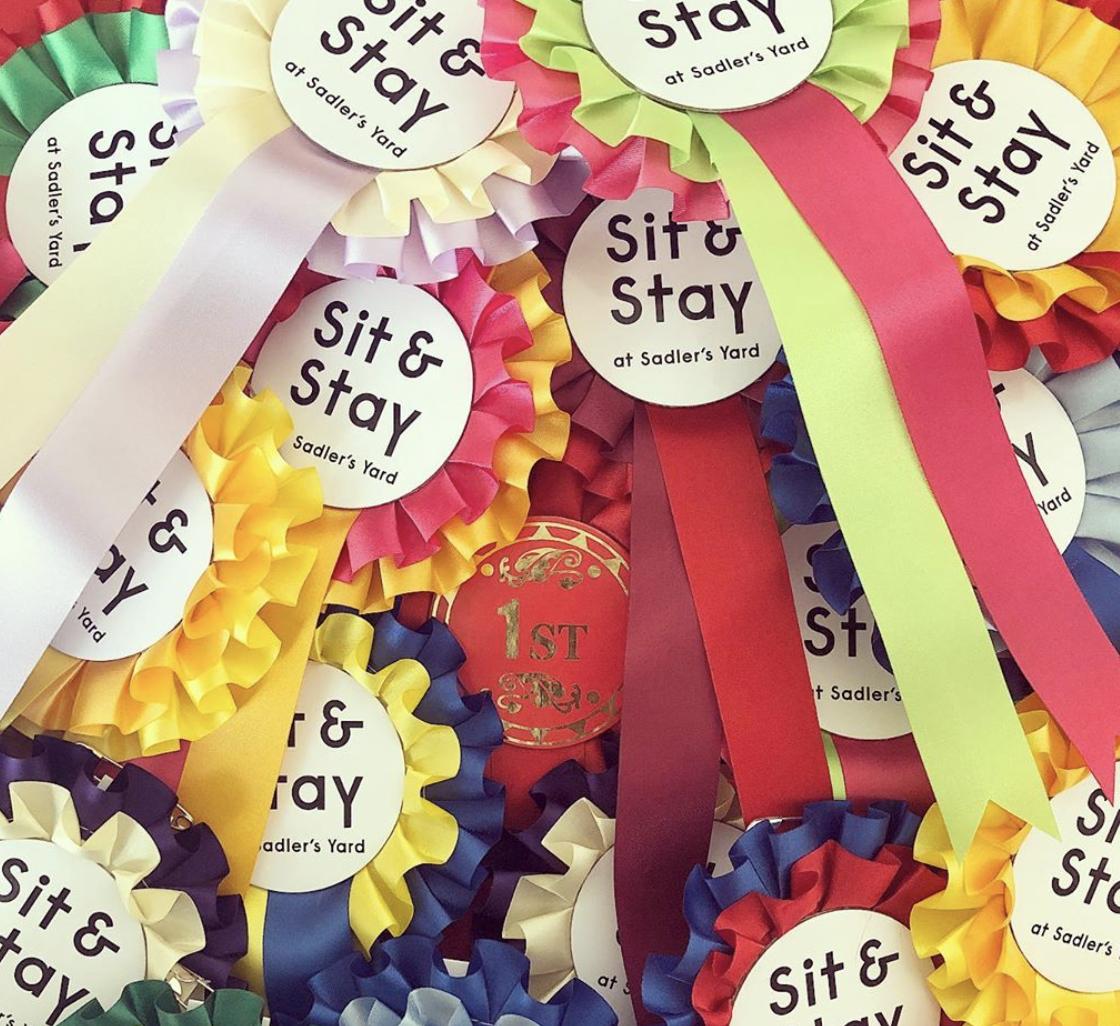 We've got our rosettes at the ready &amp; treat pockets filled - Sit &amp; Stay at Sadler's Yard is back for 2019 this Saturday! 🐾 Featuring a show hosted by <a href="/lucyandtrip/">The Trickstars</a>, shopping, DJ, street food &amp; charities, release the hounds &amp; join us from 12pm 🐕 

…tayatsadlersyard2019.eventbrite.co.uk