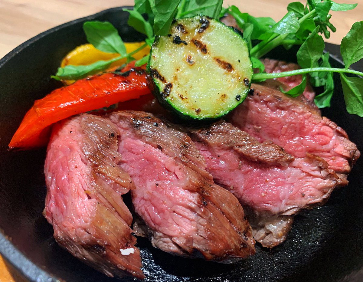 muni_gurume's tweet photo. 【チーズキッチン ラクレ】
@東京：新宿駅から徒歩4分

肉厚ステーキに濃厚チーズをかけ流すビーフステーキラクレット(2100円)を食べられるお店

ジューシーに焼いたステーキに、北海道十勝産のチーズをかけ流す姿は圧巻！

クリームチーズと苺を掛け合わせたかき氷もあってチーズ好きにはたまらない✨ https://t.co/giCJQirSJr