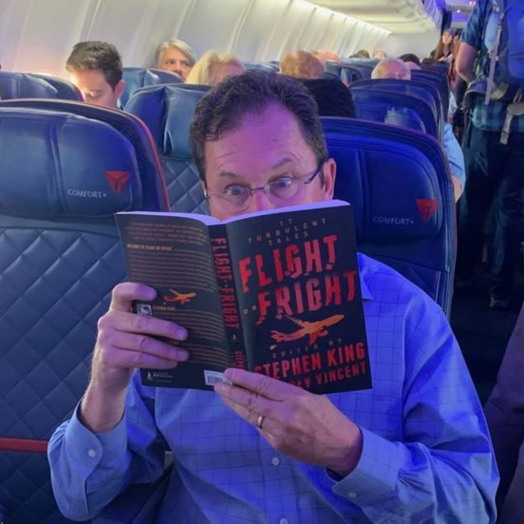 books_trades's tweet photo. What books do you recommend for a long plane ride? Goodreads employee Steve might be regretting his choice. 🤣 #FlightorFright
(Via Goodreads) https://t.co/sHF8Uv5GX2