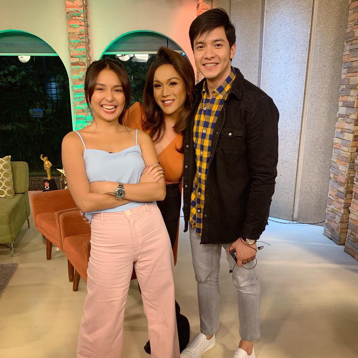 JerviWrightson's tweet photo. May... Dumalaw! Sila ang aming mga espesyal na bisita sa Umagang Kay Ganda! Abangan ang chikahan nila with Tiyang Amy! ❤️ I’m very thrilled to meet you, @bernardokath! 🥰🥰🥰 And of course, so happy to see you again @aldenrichards02 ❤️❤️❤️ @ukgdos #HelloLoveGoodbye https://t.co/lfZS5aFeho