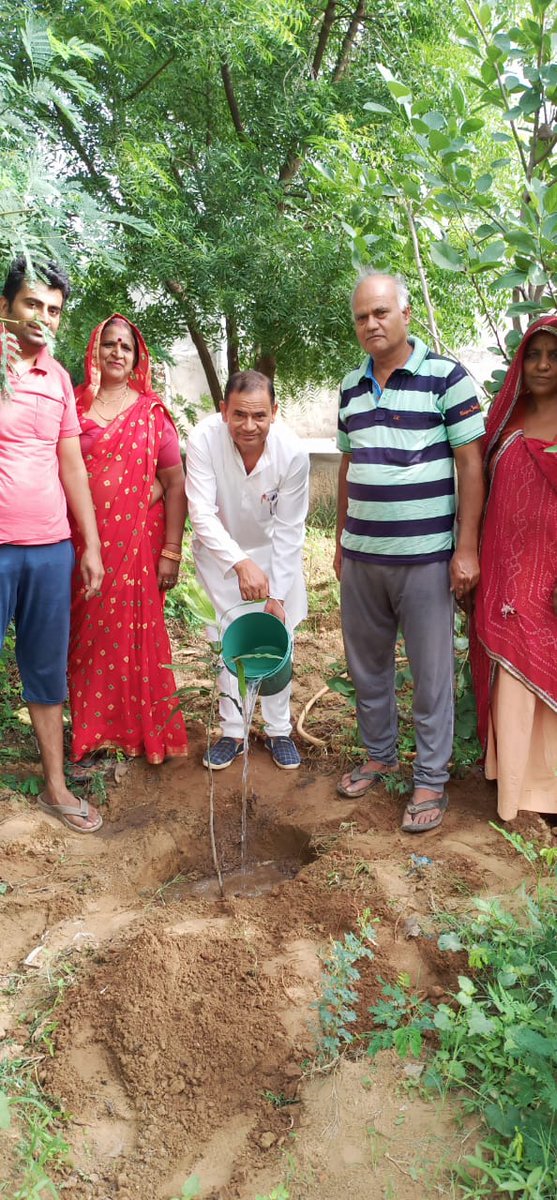 जन्मदिन पर पौधारोपण कर वातावरण शुध्द करने की तरफ कदम । इस अवसर पर खुद के खेत पर 11पौधे लगाकर शुरुआत की ।