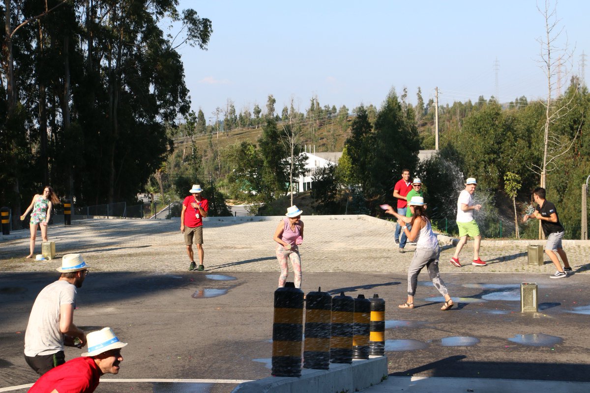 AltronixPT's tweet photo. E foi assim o resto do nosso Dia de #Verão #Altronix 2019 ☀️União, Jogos, Bolo de Aniversário, App Oi Eventos para partilha de fotos em tempo real, Sol e calor de 31º 😅, a nossa épica guerra de balões de água💦e a #revengedalurdes! Foi espetacular 😆Quem quer ver como foi? ☝️❤️ https://t.co/OJorAhL6vU