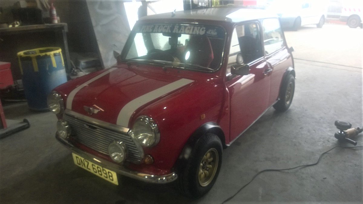 BulldogBDX's tweet photo. Out and about with @BulldogBDX My confusion over the #MiniValet has been dispelled. @GeorgeCochrane1 @MinxGenie @WWWMiniOC @britishminiclub @EvokeClassics @CCCuration https://t.co/mWuFaOdcZI