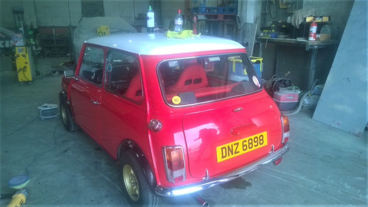 BulldogBDX's tweet photo. Out and about with @BulldogBDX My confusion over the #MiniValet has been dispelled. @GeorgeCochrane1 @MinxGenie @WWWMiniOC @britishminiclub @EvokeClassics @CCCuration https://t.co/mWuFaOdcZI