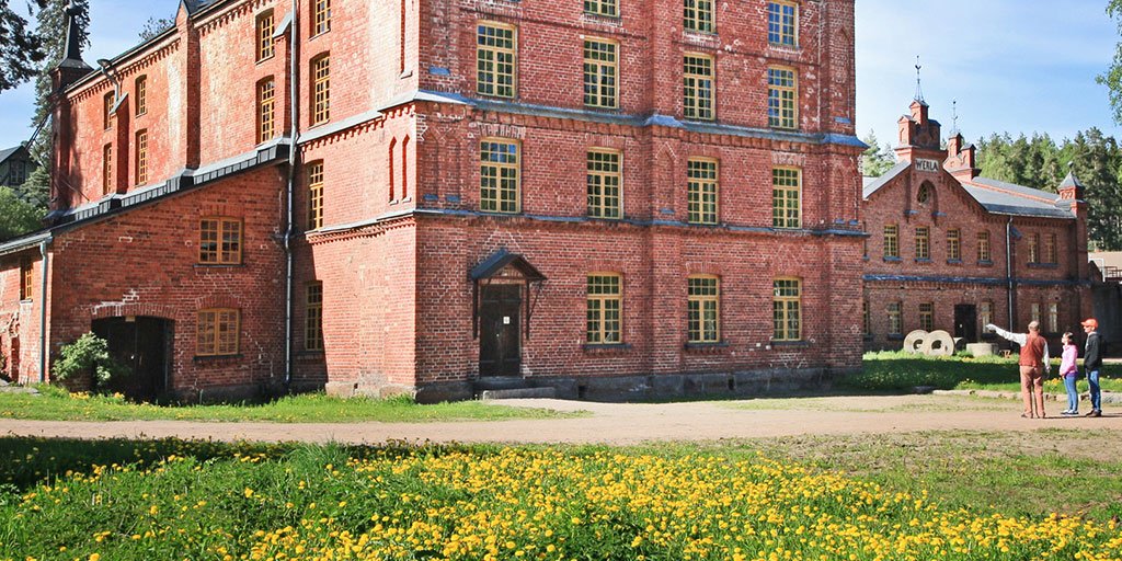 UPMSuomi's tweet photo. Onko kesäkohteenasi Kouvolan @Asuntomessut? UPM:n omistama ja ylläpitämä @VerlaMuseo on yksi asuntomessujen oheiskohteista – tule nauttimaan idyllisen tehdasmuseon tunnelmasta sekä UPM BIOFORE -näyttelystä! ➡️ https://t.co/DaklbSIvUX ⬅️ #upmbiofore #asuntomessut #verlamuseo https://t.co/SKgOx9vCDx