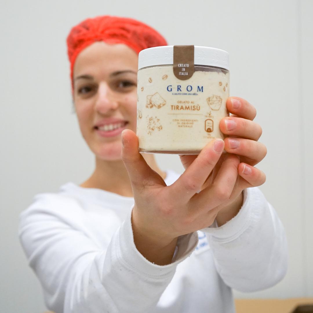 Per te, che non vedi altro dolce al di fuori del Tiramisù, abbiamo una buona notizia: finalmente il Tiramisù in barattolo!
Ve ne innamorerete cucchiaino dopo cucchiaino! 
Parola di Mikaela e di altri colleghi che non si sanno controllare nei pressi di un Tiramisù. 

#GromGelato