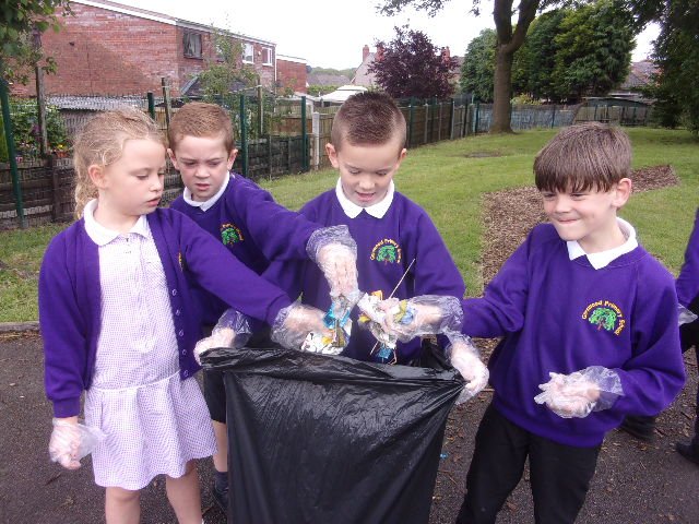 hatsarah's tweet photo. Y2 collected lots of litter this morning around our school grounds and have raised money for our chosen charity @PlasticOceans @GarswoodPrimary #helpingourenvironment #citizenship https://t.co/IUX4A4UM77