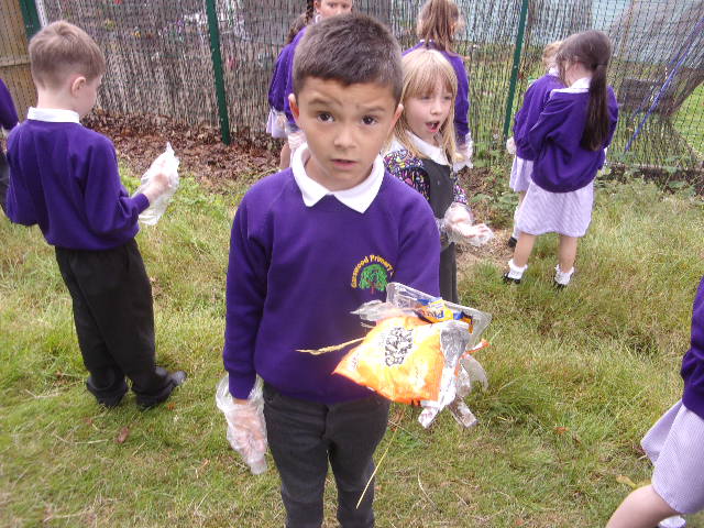 hatsarah's tweet photo. Y2 collected lots of litter this morning around our school grounds and have raised money for our chosen charity @PlasticOceans @GarswoodPrimary #helpingourenvironment #citizenship https://t.co/IUX4A4UM77