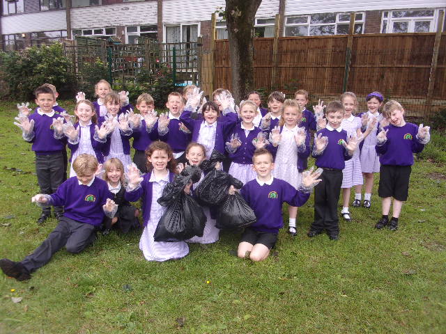hatsarah's tweet photo. Y2 collected lots of litter this morning around our school grounds and have raised money for our chosen charity @PlasticOceans @GarswoodPrimary #helpingourenvironment #citizenship https://t.co/IUX4A4UM77