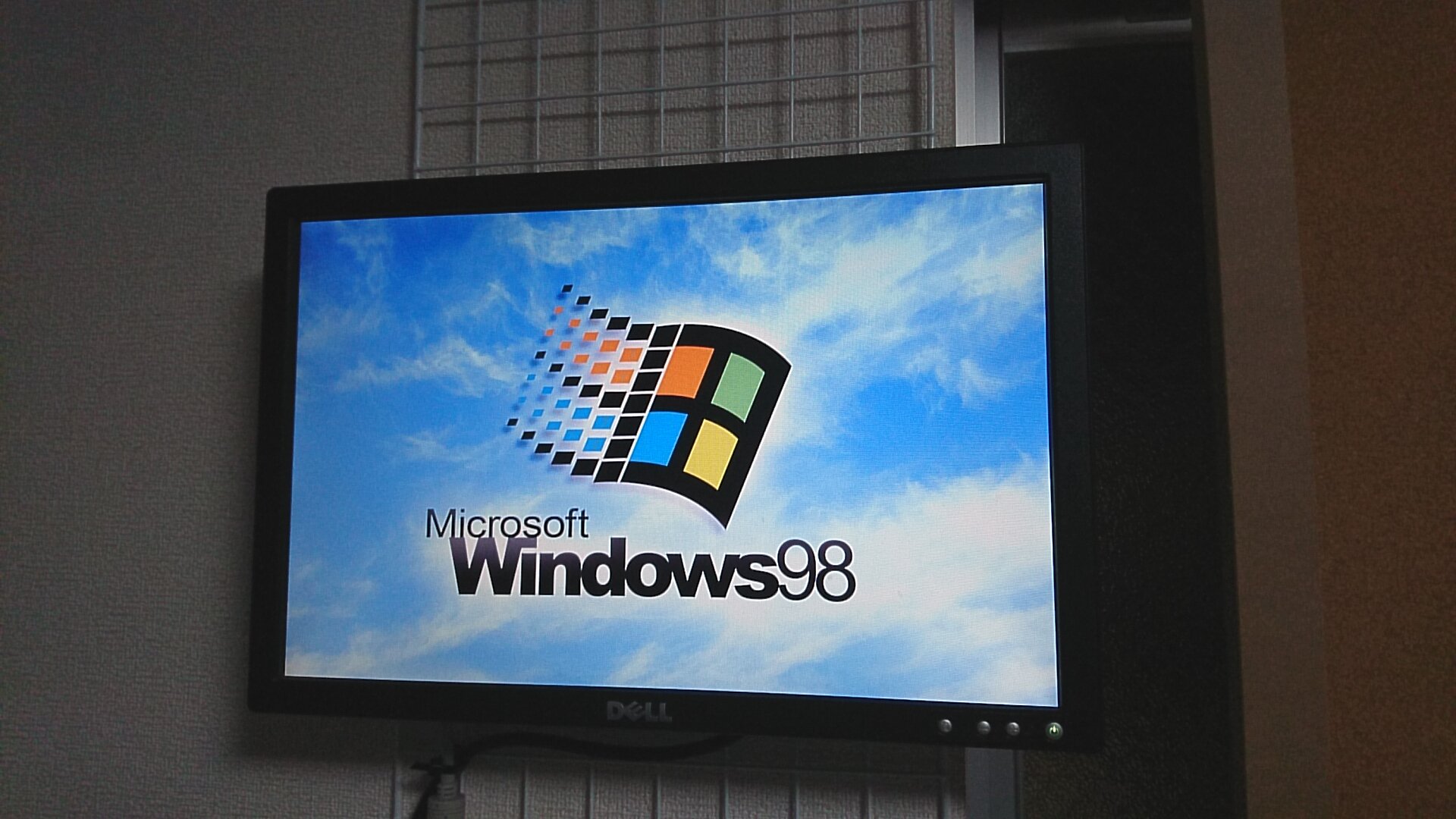 イヌキシ V Twitter 伊達に壁紙 Windows98ではないぞ