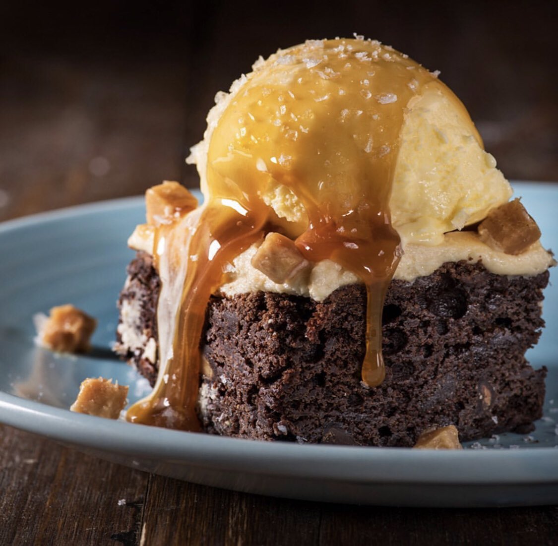 ¿#Postre para ti solo o compartido? Si se trata de nuestro American #Brownie, sabemos la respuesta. !! 😋Tommy Mel’s de <a href="/CCIslazul/">Islazul</a>