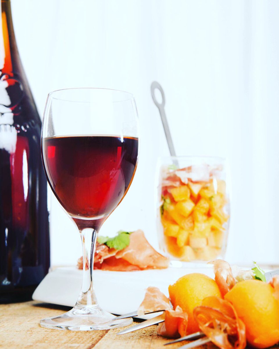 padamRP's tweet photo. [Info media] Véritables emblèmes d’une région, le Pommeau et la Fine du Maine se distinguent par leurs saveurs surprenantes et les multiples accords culinaires qu’ils inspirent...
INFO ICI :
https://t.co/YOLZsOKMep
#loire #pommeau #fine #aperitif #digestif #maine https://t.co/XRXpfPnFTi