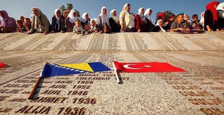 posulularcom's tweet photo. #Srebrenitsa’da dünyanın gözü önünde, #8372 silahsız Bosna’lı kardeşimiz Sırplar tarafından acımasızca katletildi.

İnsanlığın kara lekesi Srebrenitsa Soykırımı’nın 24. yılında, acısı hala dinmeyen, Bosna’lı Müslüman kardeşlerimizi rahmetle anıyoruz.

#Unutmadık #11temmuz1995 https://t.co/U45hCpF5qA