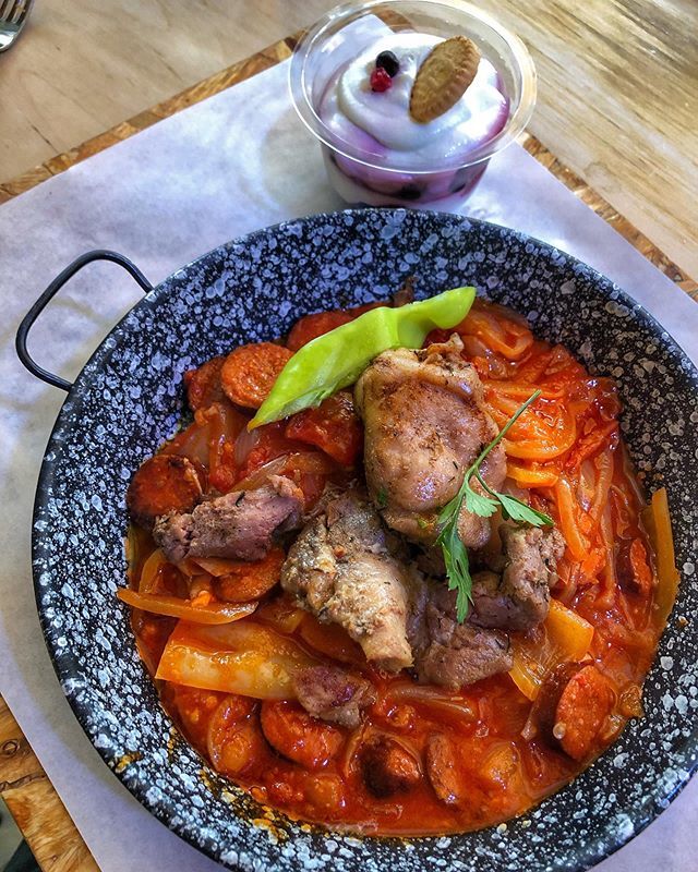 jokuti's tweet photo. Fresh Hungarian summer ‘lecso’ (a stew of paprika and tomatoes and onion) with a pork cutlet.
#jokuti_hungary
#lecso #comfortfood #foodie #onmyplate #hungarianfood #summerfood #paprika #tomato #simplefood #lecsó #twitter #budapestfoodiemap #budapestfood https://t.co/3qGkpE3ORA