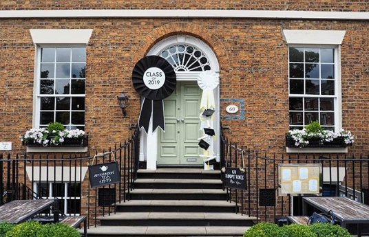 🎓 𝙄𝙣𝙨𝙚𝙧𝙩 𝙜𝙧𝙖𝙙𝙪𝙖𝙩𝙚 𝙥𝙞𝙘 𝙝𝙚𝙧𝙚 🎓

Hats off to <a href="/60HopeSt/">60 Hope Street</a> for providing the perfect backdrop to todays host of graduates! #Graduation2019