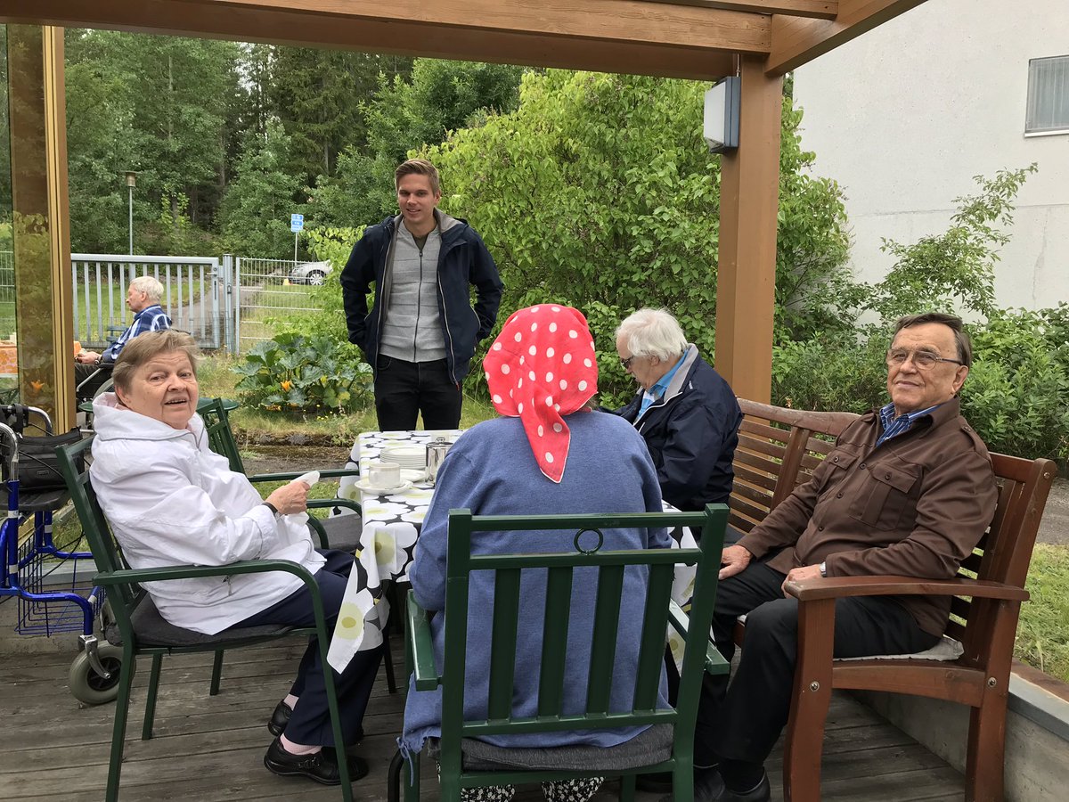 foibekartano's tweet photo. #KartanokoiraMaisa, rakas #ystävä ja yhteisön jäsen, sai runsaasti rapsutuksia ja muistamisina mm. runoja foibekartanolaisilta.
Kiitos kaikille Maisaa muistaneille!
#1vee #synttärit #Foibekartano #Kirsikkapaviljonki #GreenCare https://t.co/kNxCJtNuZp