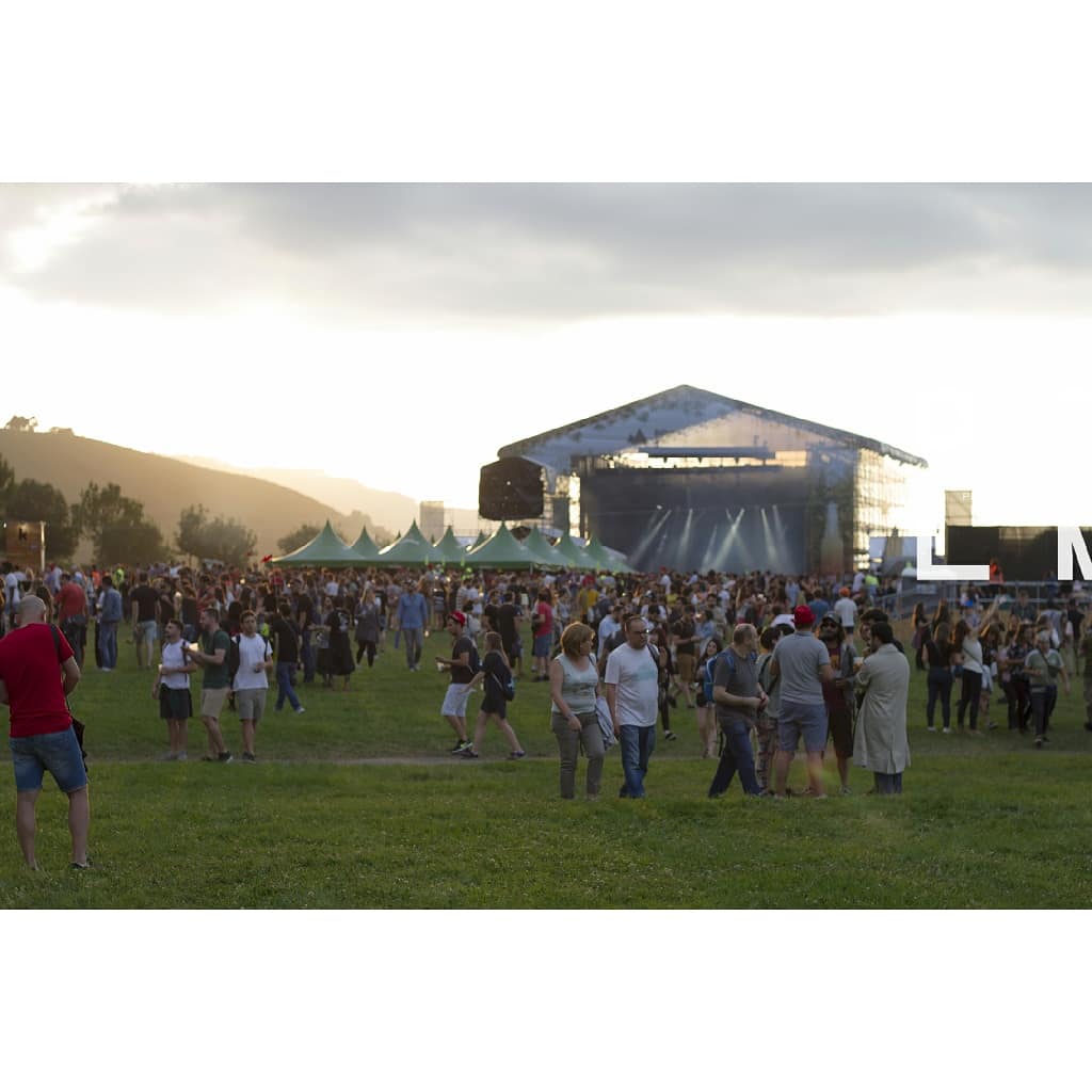 newmirrorstudio's tweet photo. Ya solo faltan unas horas para que empiece el @bilbaobbklive. Un festival mágica ubicado entre montañas donde se puede ver el maravilloso skyline de #Bilbao mientras escucha la mejor música del momento.

#bilbaobbklive #festival #festivaldemusica #music #musica  #newmirrorstudio https://t.co/iCuSiN9aS2