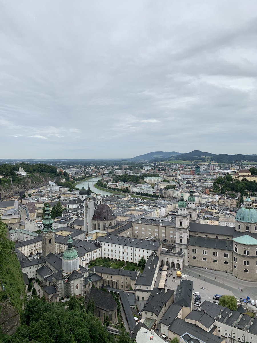 Oggi si parte alla scoperta di #Salisburgo osservando la città dall’alto! 
Tra poco vi parleremo della creativity walk con le opere di arte contemporanea sparse in città #visitsalzburg <a href="/Salzburgerland/">VisitSalzburgerland</a> #feelaustria