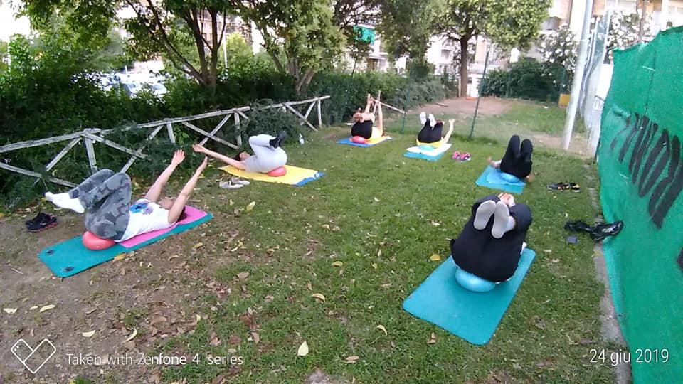ToLiveRoma's tweet photo. Al TO LIVE la sera si rinnova l'appuntamento di #outdoortraining 😀con la trainer Melania Ariano #tolivesportscenter #pilates #posturale #outdoor #fresco https://t.co/cs49Mtn9KW