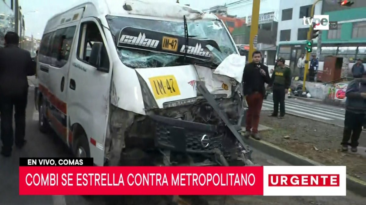 noticias_tvperu's tweet photo. #URGENTE| Combi se estrella contra bus del Metropolitano en Comas #TVPerúInforma https://t.co/VuppKpCTAk