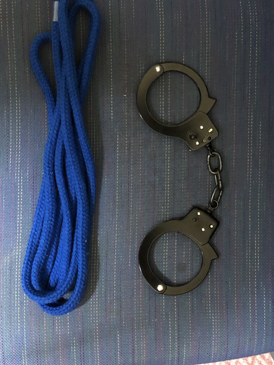 伊吹 Twitter Da 持ってるもの紹介 手錠と腰縄再現用の青い縄 T Co Nookvgip2i Twitter