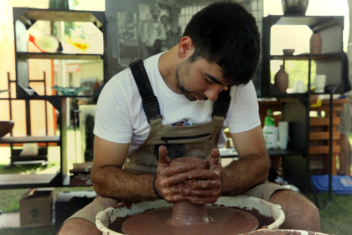 El ceramista Jan Madrenas va participar l’estiu passat al <a href="/SmithsonianFolk/">SmithsonianFolklife</a> . Ens explicarà la seva experiència en el documental que es rodarà aquest dissabte a Alpens i que podrem veure aquesta tardor. 

#artesaniaCat #SetmanadArtesania2019