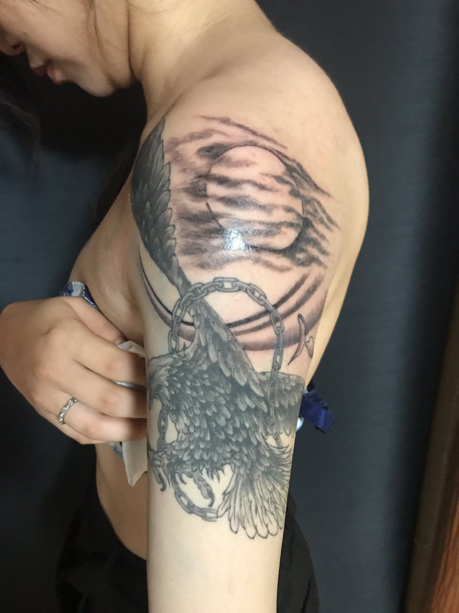 刺青 仙台タトゥースタジオ昌芳 昨年に彫ったイーグル に追加しました 山茶花です 和彫り 和ぼり 仙台タトゥー 東北仙台タトゥー 仙台昌芳 T Co 3rbdonrafj Twitter