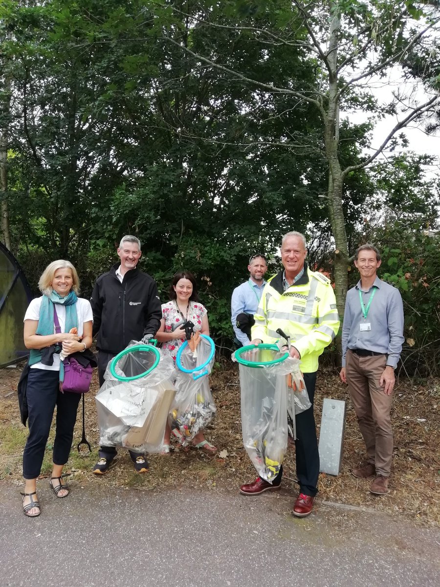 Brilliant to have <a href="/EnvAgency/">Environment Agency</a> Executive Director Harvey Bradshaw support our #greeningsowton litterpick. Another 2 full bags removed from the environment #yearofgreenaction #litter cc <a href="/AdrianHarding99/">Adrian Harding</a>