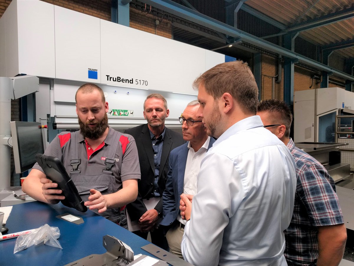 Firma Esser Metallbau GmbH op bezoek in het GS Experience Center. Stappen richting digitalisering met een live demonstratie over het gebruik van verschillende softwareoplossingen | Trumpf Nederland | @AxoomCom | <a href="/XETICS_GmbH/">XETICS GmbH</a> | #digitalisering #Iot #industrie40 #digitalisierung