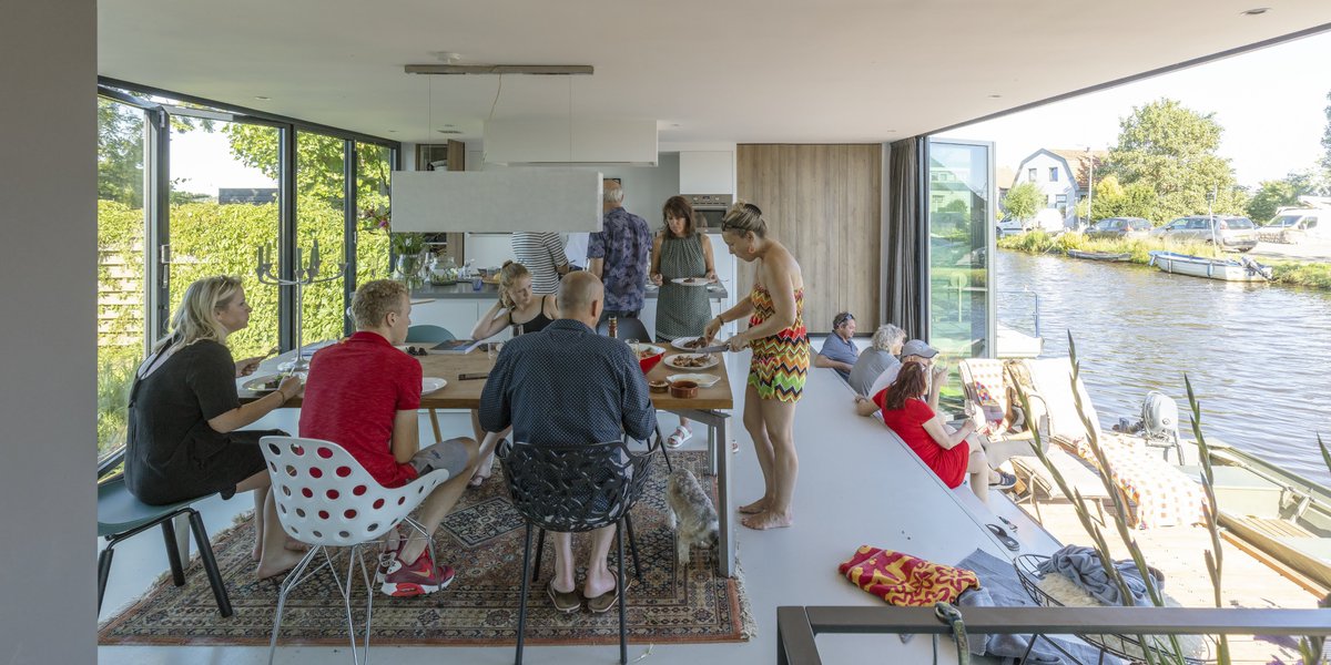 architectenweb's tweet photo. Voor een particuliere opdrachtgever in Broek in Waterland hebben de architecten Bob Ronday en Finbarr McComb een woonark ontworpen: https://t.co/me0Rfh3yO3 https://t.co/LuVAh6MhbG