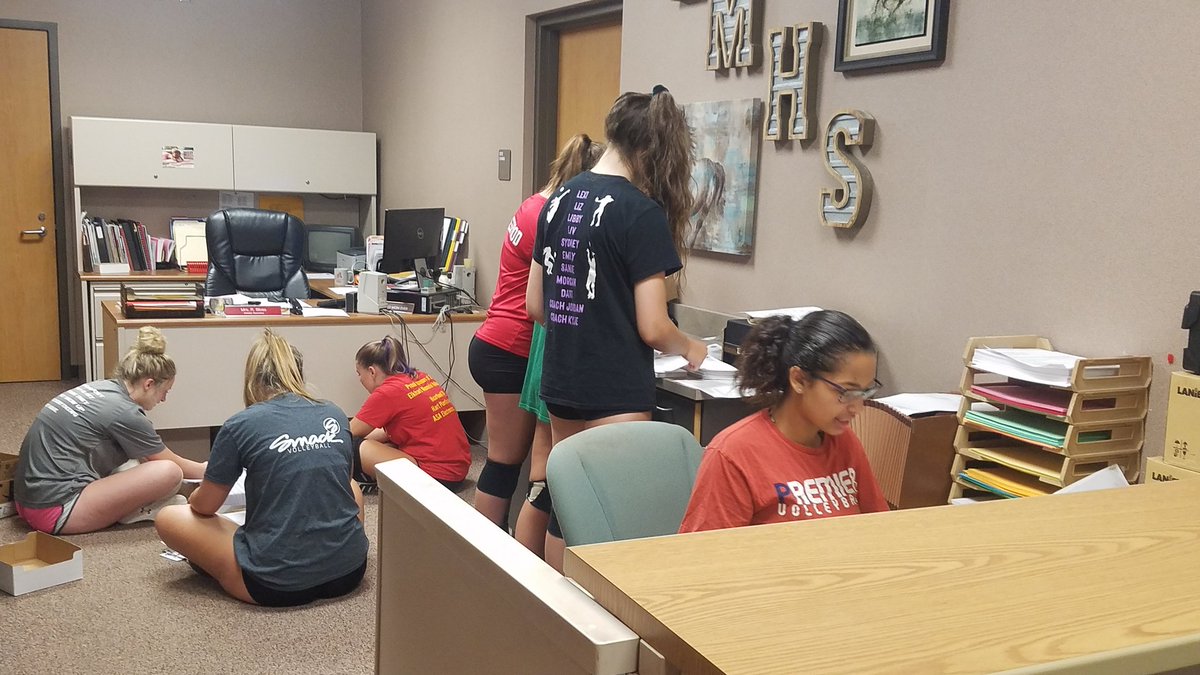 Memorial_Sports's tweet photo. Big THANKS to EMVB for helping with the athletic department mailing today! https://t.co/tsRS8Iu23h