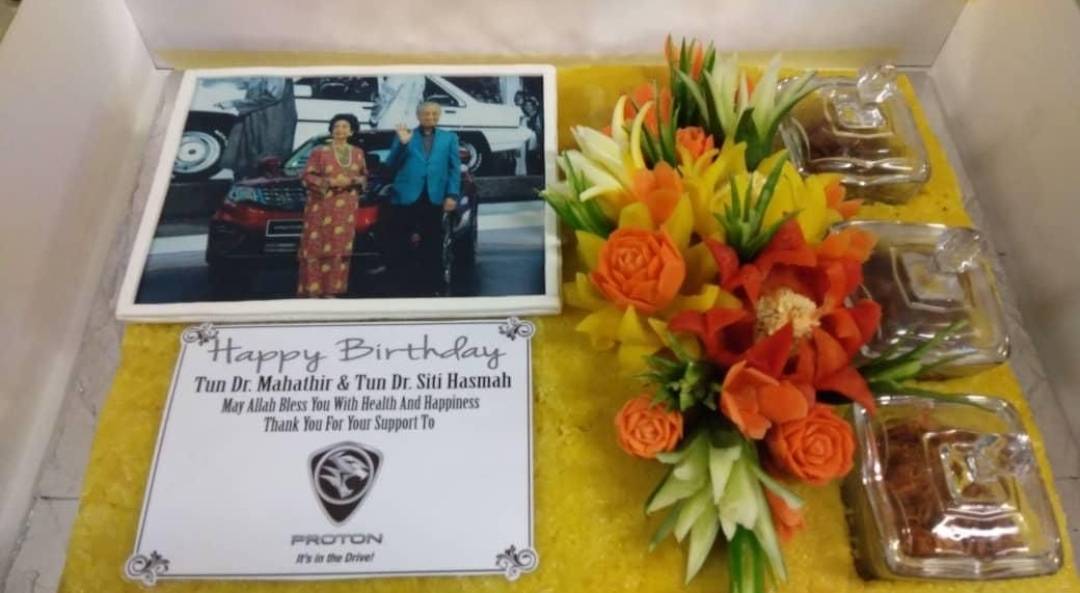 VongYamin's tweet photo. Proton 🚘 amongst the many 🎂 at TDM Birthday.
HaPpY Birthday Tun Dr Mahathir! 
#motorme #coty #yamin #myautoshow #iam #marii https://t.co/HHa32s9AOX