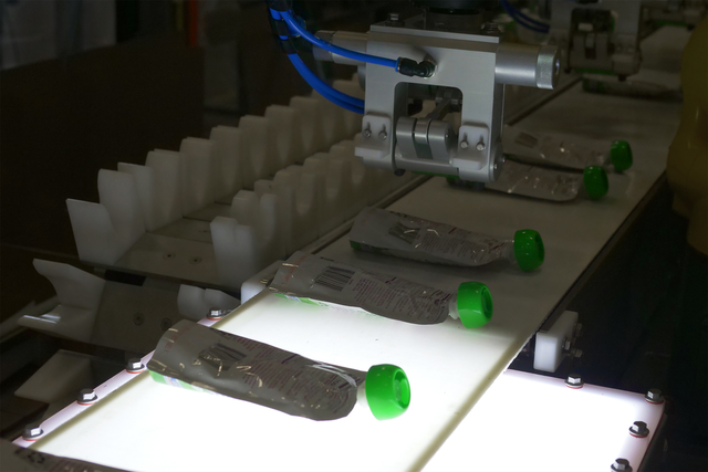 DelkorSystems's tweet photo. Our vision technology senses products traveling down the conveyor and accounts for their skewed orientation as robots pick them! #technology #pickandplace #robot #robots #robotics #machinery #automation #packaging #manufacturing #delkorpackaging #delkor https://t.co/e3bbOwAKSu