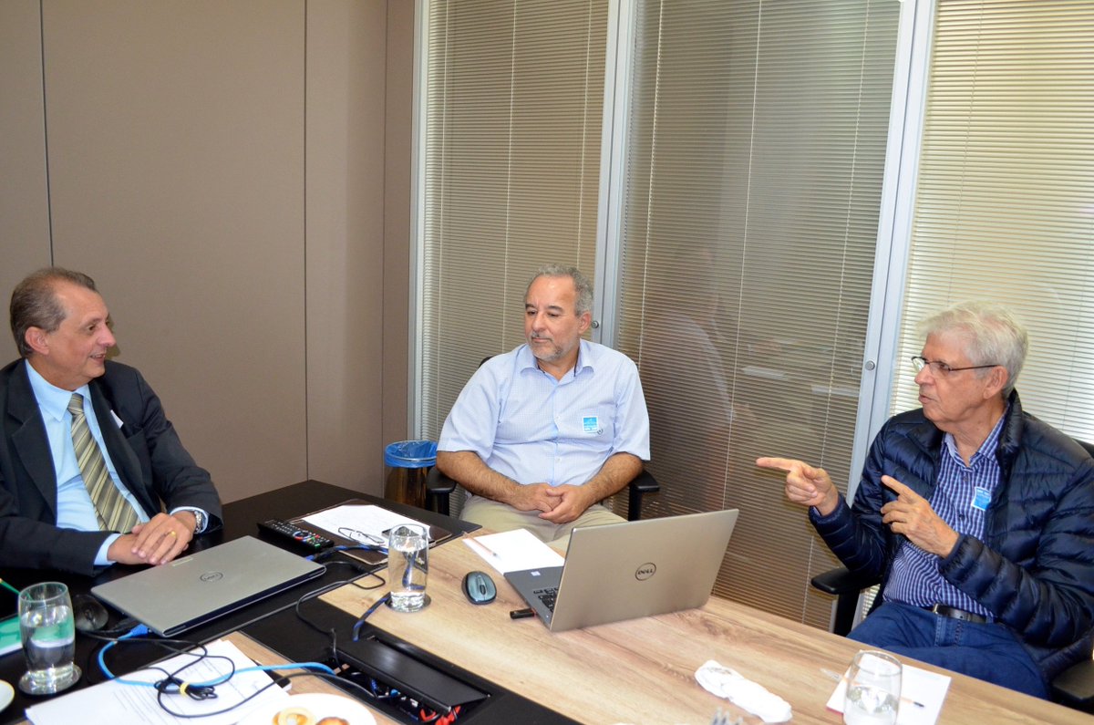 ConassOficial's tweet photo. Equipe técnica do Conass se reúne para discutir formas de contratualização da Atenção Ambulatorial Especializada nas regiões de saúde onde ocorre a Planificação da Atenção à Saúde (PAS), pelo Conass ou pelo #ProadiSUS, além do financiamento e formas de pagamento desse atenção. https://t.co/vP8Gl5gsKU
