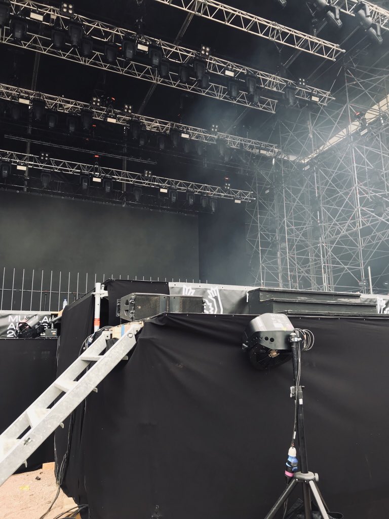 checkyesemy's tweet photo. Life on mars is beautifulβ¨#MarsinFrance @30SECONDSTOMARS https://t.co/JUE08QYJir