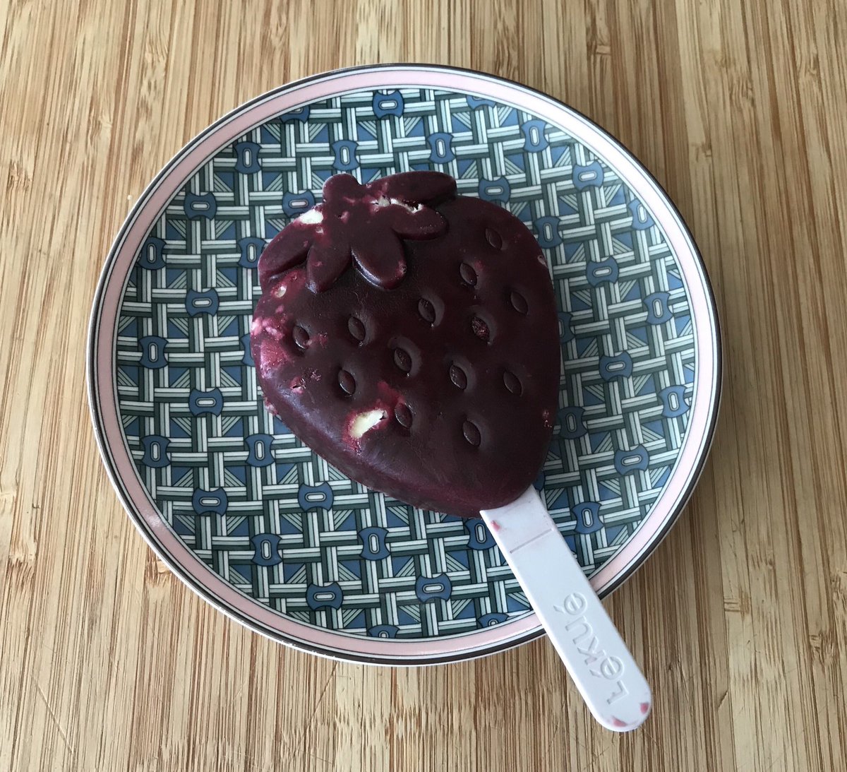 ana_foodie's tweet photo. Polo casero de lujo, de @PICOTADELJERTE, yogurt natural y miel cruda con crunchy de chocolate blanco, en molde @LekueES. ¡Qué pasada de saboooor! 🍒🍒 #VeranoStranger https://t.co/jQGN2nllhP