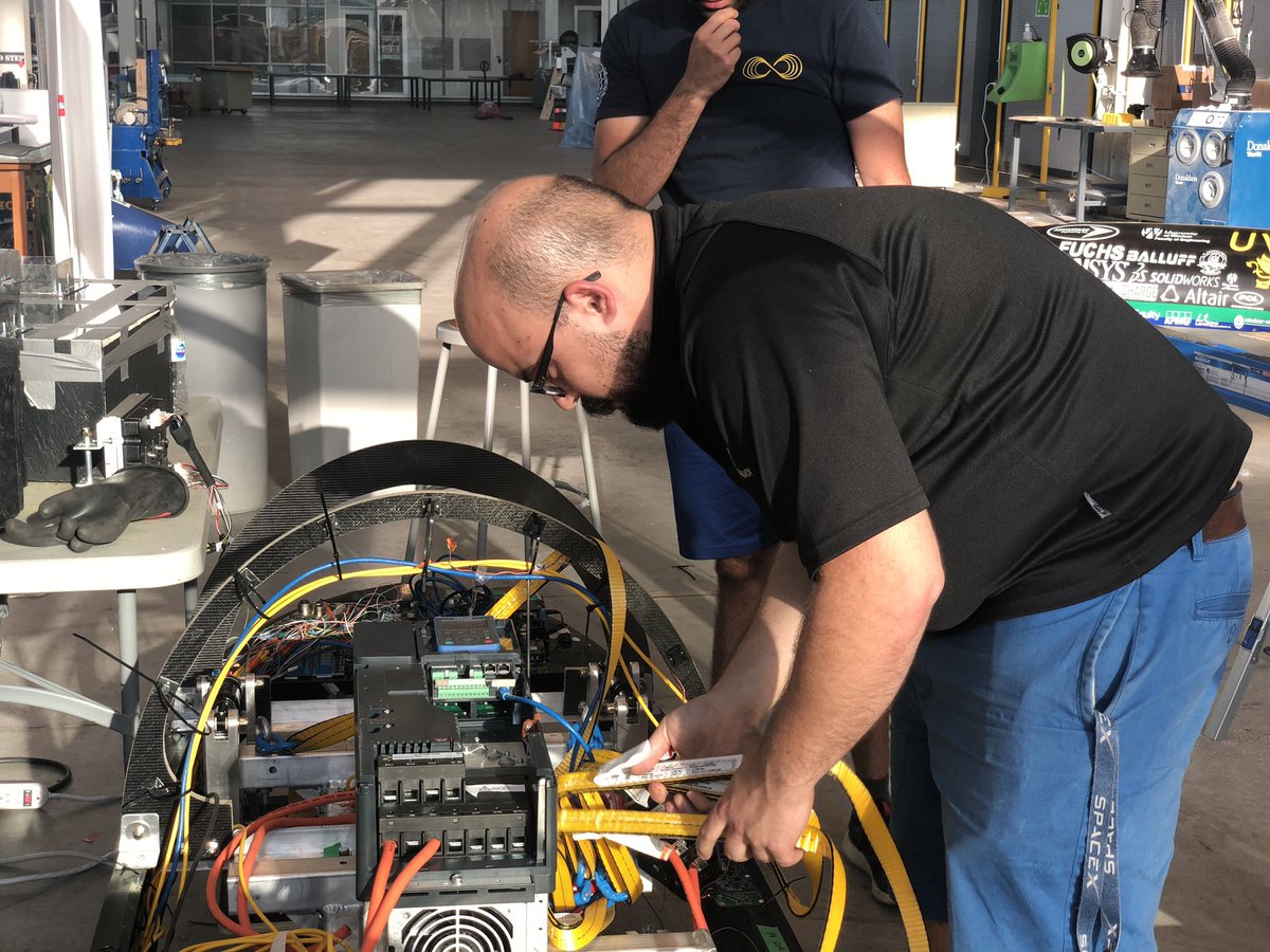 uWinLoop's tweet photo. 3038-LIM1 has come a long way as today marks the day the pod will be shipped to California.
All smiles from uWinLooper @don_algama
#hyperloop #uwinloop #smile #engineering #pod https://t.co/yo2qg8v6rg