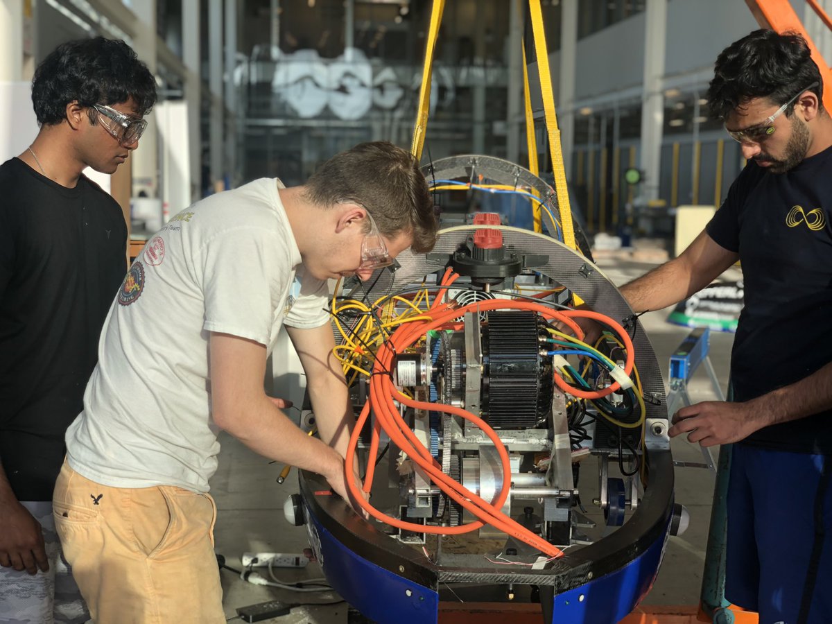 uWinLoop's tweet photo. 3038-LIM1 has come a long way as today marks the day the pod will be shipped to California.
All smiles from uWinLooper @don_algama
#hyperloop #uwinloop #smile #engineering #pod https://t.co/yo2qg8v6rg