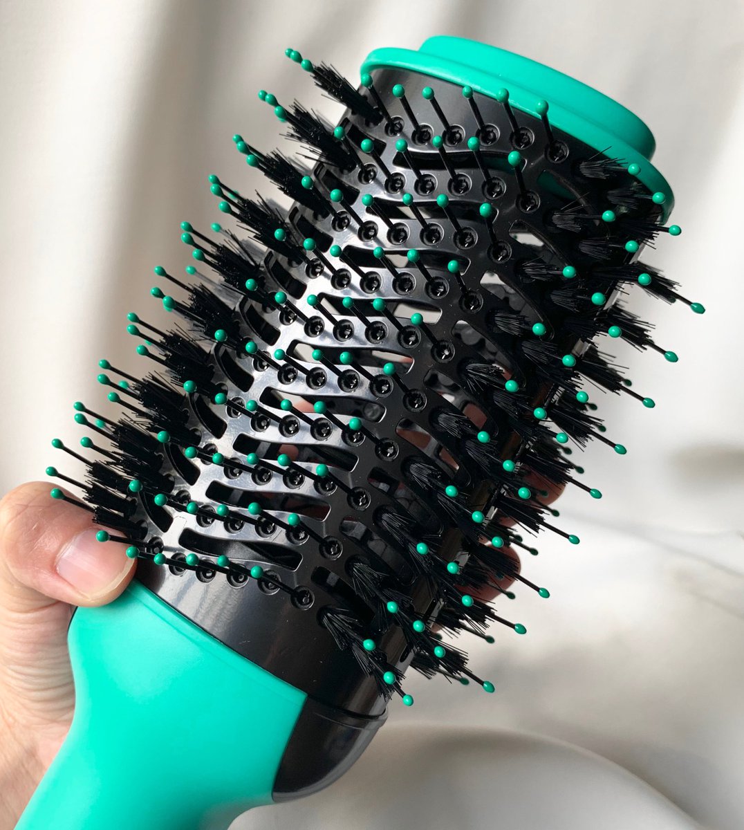 BubblesxMakeup's tweet photo. เจอสิ่งนี้ใน lazada 🎢🧖‍♀️👗
มันคือไดร์เป่าผมแบบหัวแปรง ไม่ใช่หวีแกนร้อนนะ ตรงกลางมันจะกลวงๆให้ลมออกมาแล้วแกก็แค่หวีไป ไม่ต้องเมื่อยแขน หวีให้ปลายผมเป็นวอลลุ่มก็ได้ เหมือนเป่าผมไปด้วยไดร์ไปด้วย ปรับระดับได้ ชอบมากก 699บาท
—https://t.co/dIhwsp4yCJ 

#รีวิวลาซาด้า #จบที่ใจได้ทุกดีล https://t.co/VWwfOfi90i